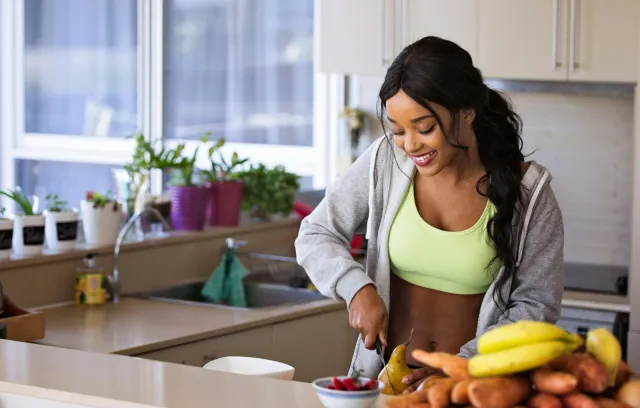 Foto de una mujer cortando unas frutas