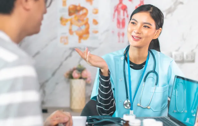 Foto de una mujer explicando un historial médico a una persona