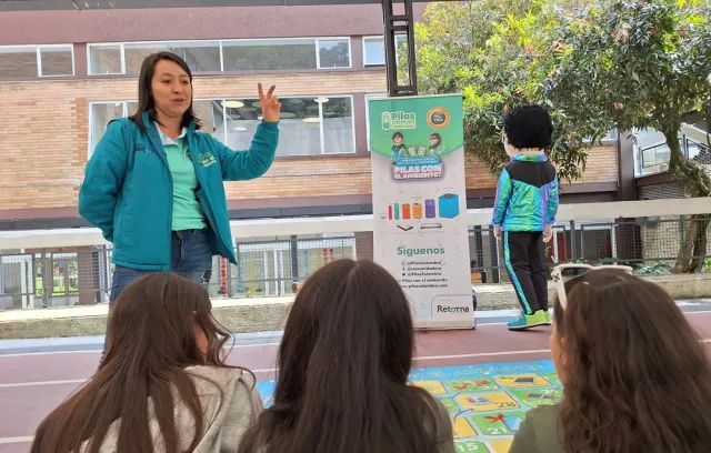 Foto de una mujer explicando un tema frente a otras mujeres