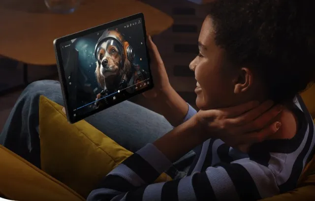 Foto de una mujer frente a la pantalla de una tablet