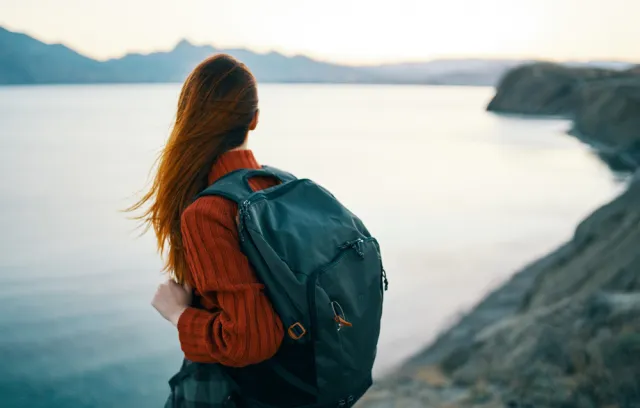 Foto de una mujer frente a un lago
