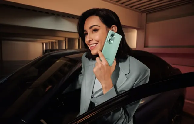Foto de una mujer hablando con un teléfono oppo