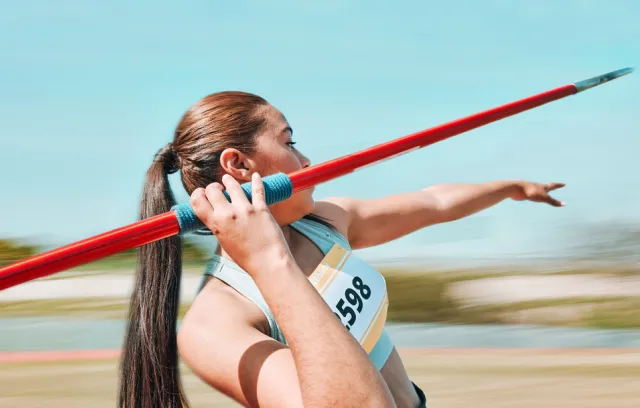 Foto de una mujer lanzando una jabalina