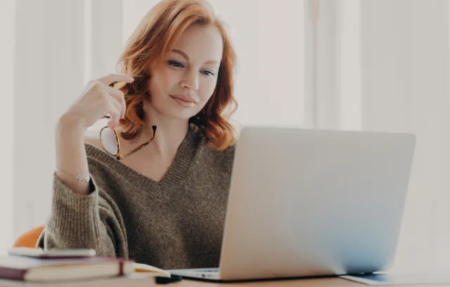 Foto de una mujer mirando el computador 
