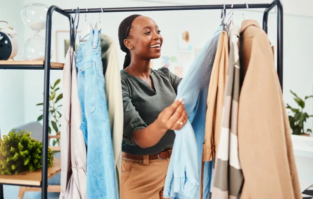 Foto de una mujer mirando ropa de diferentes tonalidades y estilos