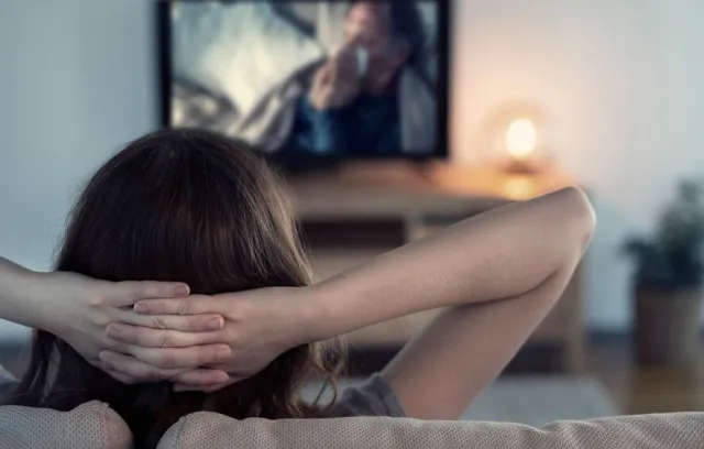 Foto de una mujer mirando televisión