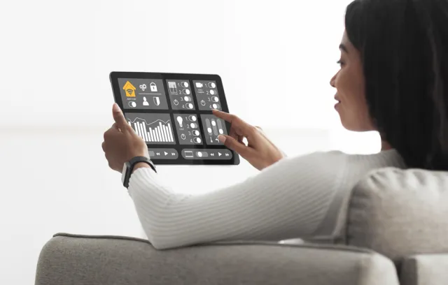 Foto de una mujer mirando una tablet