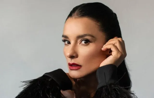Foto de una mujer posando con ropa negra para la cámara