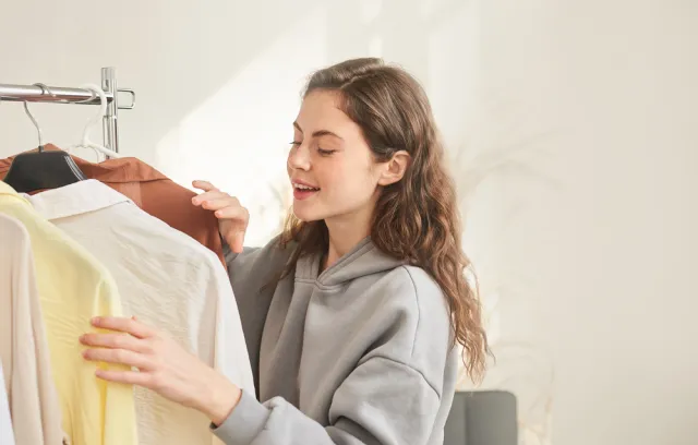Foto de una mujer seleccionando una camiseta
