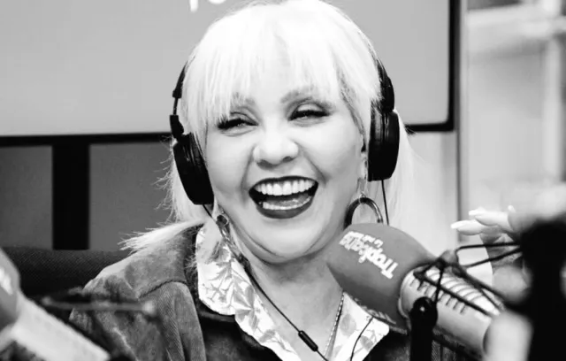 Foto de una mujer sonriendo en blanco y negro