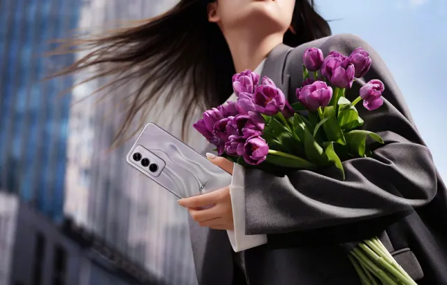 Foto de una mujer sosteniendo un ramo de flores en su brazo