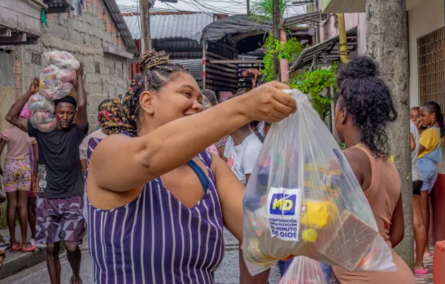 Foto de una mujer tomando una bolsa con productos
