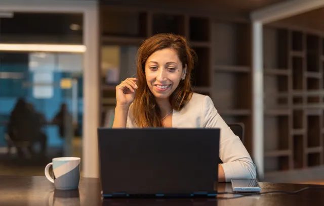 Foto de una mujer trabajando con un portatil