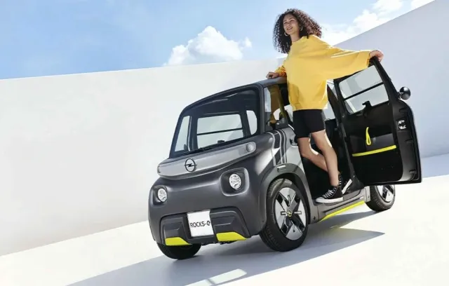 Foto de una mujer usando un vehículo opel