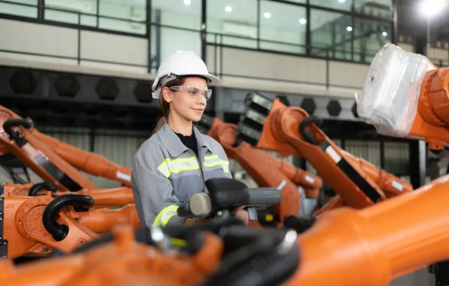 Foto de una mujer utilizando un brazo robot