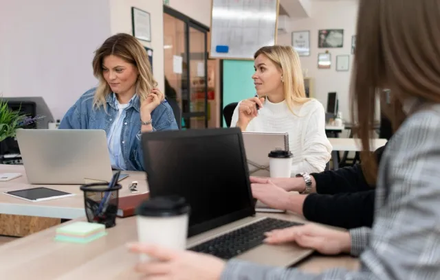 Foto de una oficina con personas reunidas en una oficina