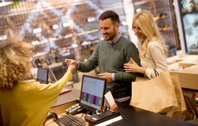 Foto de una pareja comprando en un local