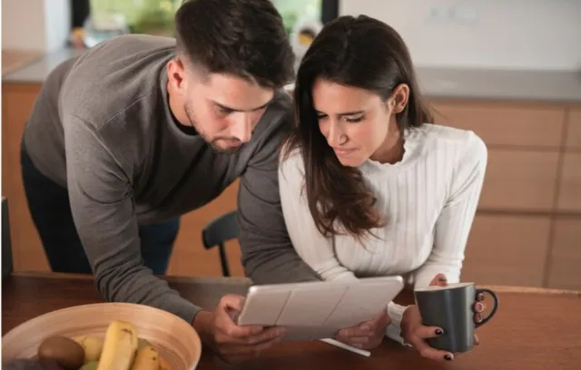 Foto de una pareja mirando un recibo