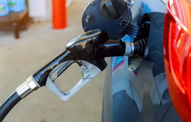 Foto de una persona cargando un carro con gasolina