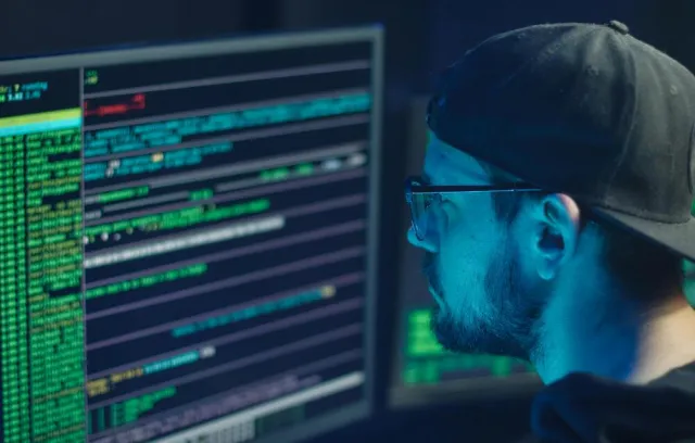 Foto de una persona con gafas frente a una computadora