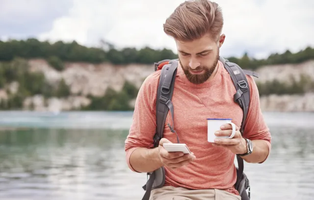 Foto de una persona con un celular en la mano