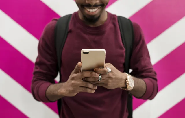 Foto de una persona con un celular en su mano