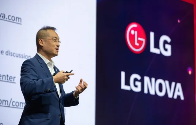 Foto de una persona con un logo de LG al fondo