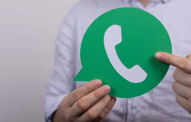Foto de una persona con un logo de whatsapp
