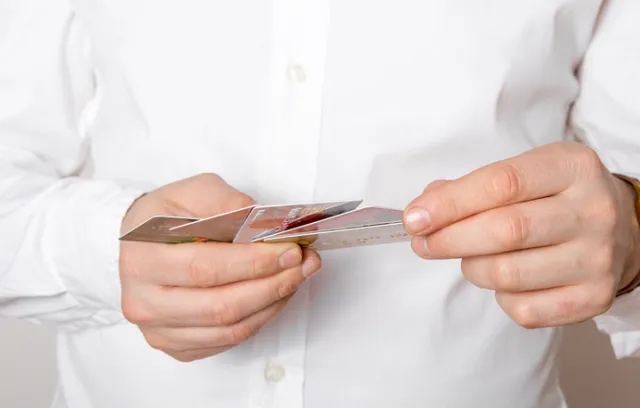 Foto de una persona con varias tarjetas en la mano
