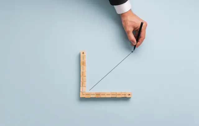 Foto de una persona diseñando una gráfica exponencial