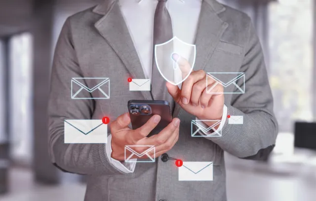 Foto de una persona empresarial con un celular en la mano y dibujos al rededor del dispositivo
