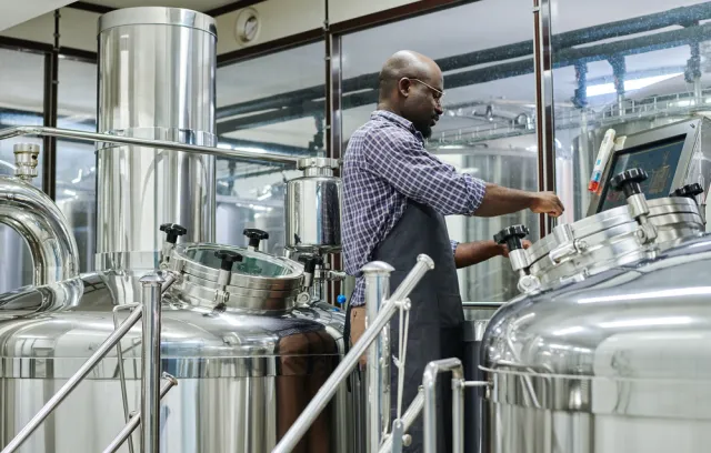 Foto de una persona en una fábrica de cerveza