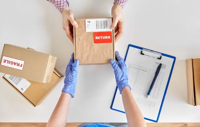 Foto de una persona entregando una caja a otra persona