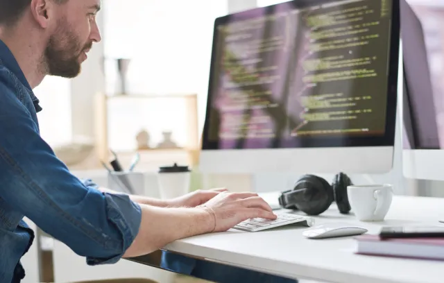 Foto de una persona escribiendo sobre el teclado de un computador