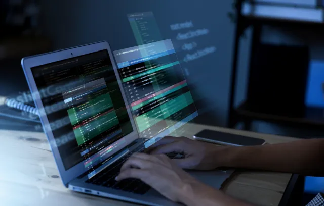 Foto de una persona escribiendo sobre un computador
