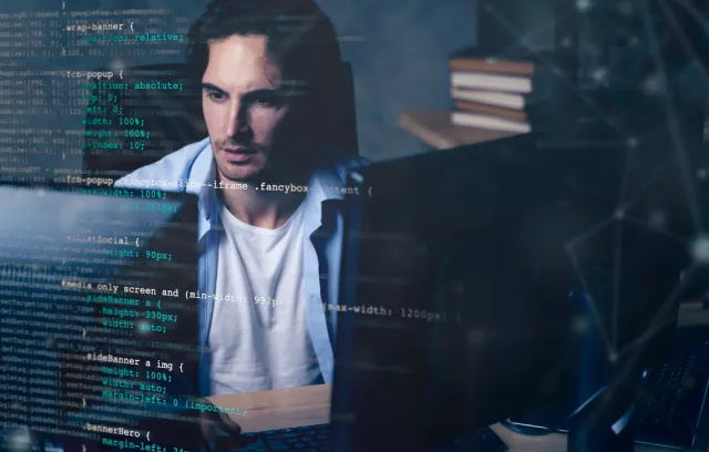 Foto de una persona frente a una computadora