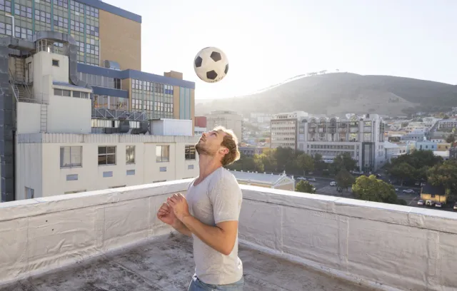 Foto de una persona jugando fútbol