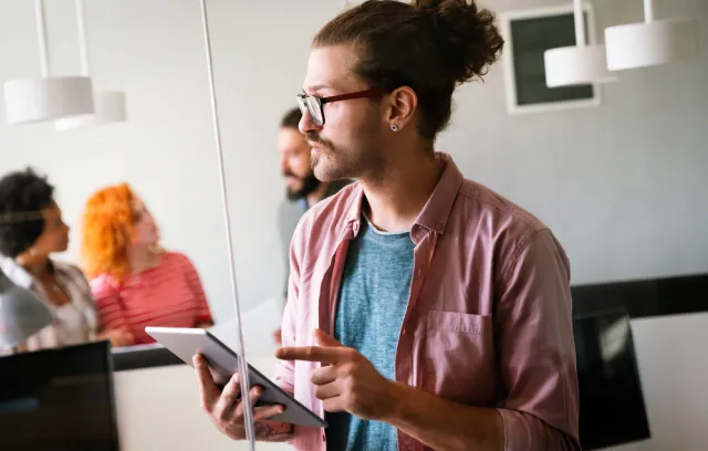 Foto de una persona mirando una tablet con un pelo afro