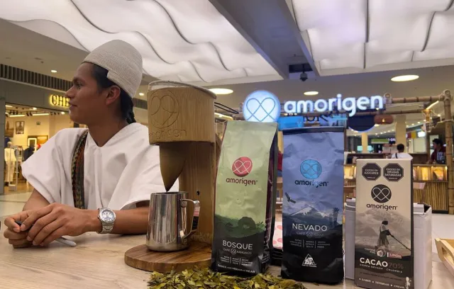 Foto de una persona posando junto a unos cafés con nombre Amoriguen