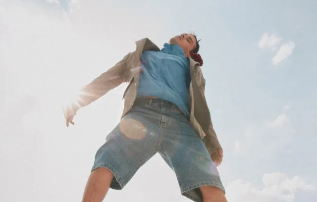 Foto de una persona saltando con el cielo de fondo