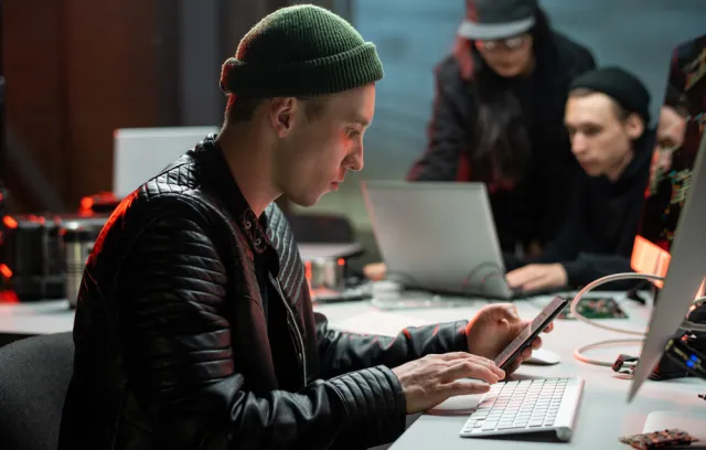 Foto de una persona simulando ser un delincuente digital