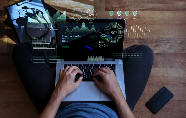 Foto de una persona tecleando en un computador portatil