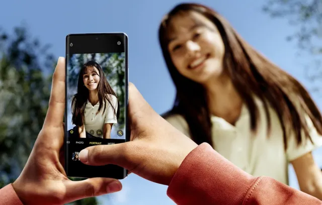 Foto de una persona tomando una foto a una mujer