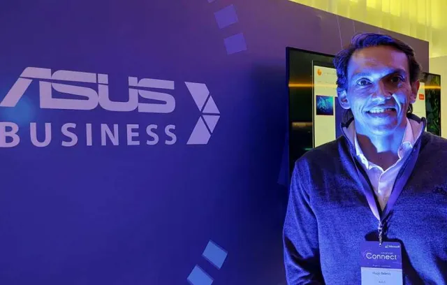 Foto de una personas mirando a la cámara, plano medio, con luz morada y de fondo dice Asus Business