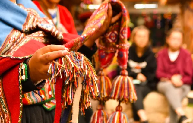Foto de una prenda peruana sobre las manos de una mujer