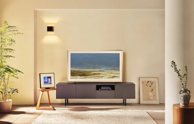 Foto de una sala con un televisor con una mesa y un fondo color pastel