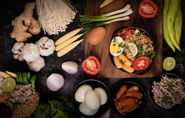 Foto de una tabla con varios alimentos sobre la mesa