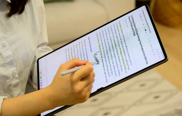 Foto de una tablet con una persona escribiendo sobre ella