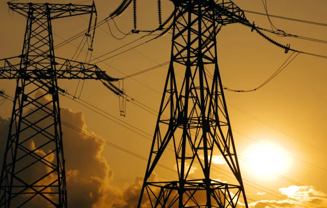 Foto de una torre de energía eléctrica