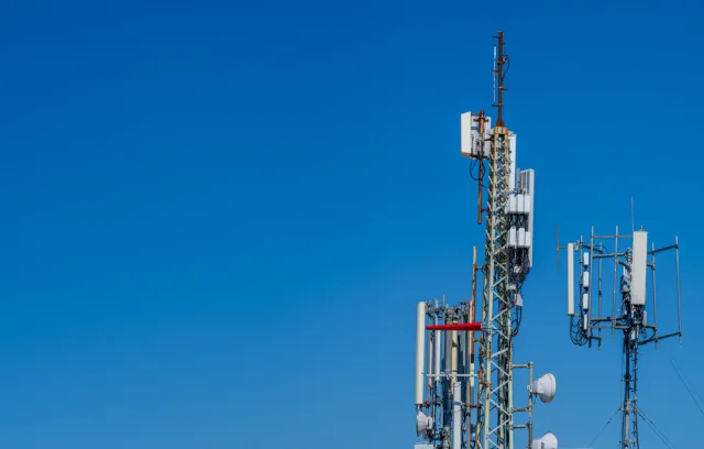 Foto de una torre de telecomunicaciones con un fondo azul